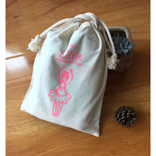 Prispôsobené malé darčekové tašky z recyklovateľnej bavlny v prírodnej farbe so sťahovacou šnúrkou pre dievčatá