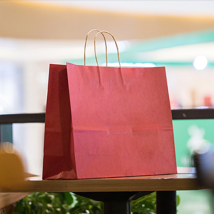 Kraft Papiertüte benutzerdefinierte Handtasche Kleidung hochwertige Druck Logo benutzerdefinierte zum Mitnehmen Kleidung einkaufen Geschenkverpackung