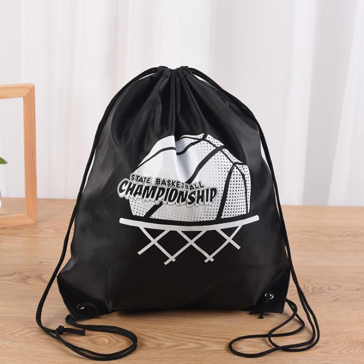Veľkoobchodná taška so šnúrkami na stiahnutie z 210D polyesteru na zákazku s logom